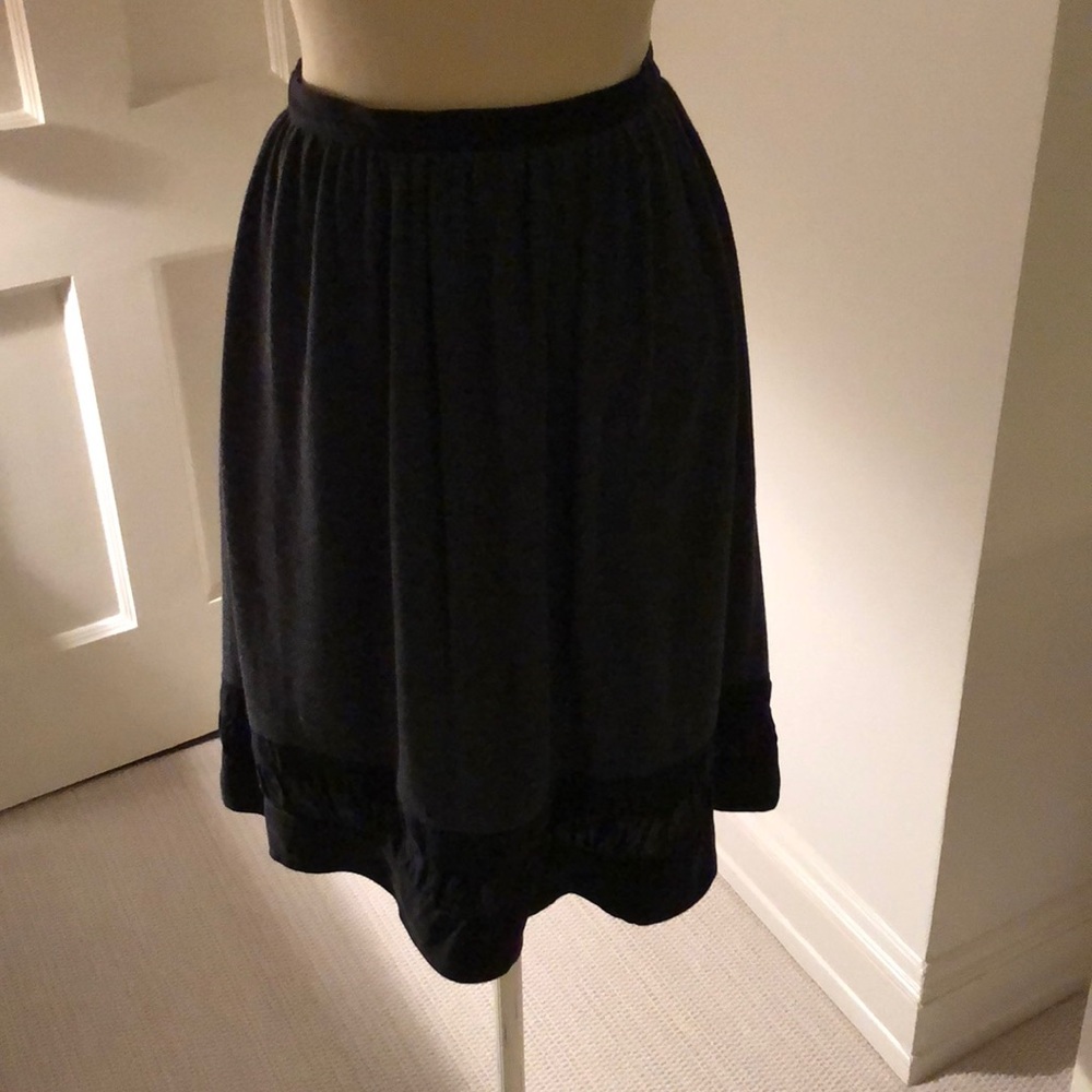 Gray cotton knit skirt with black accents